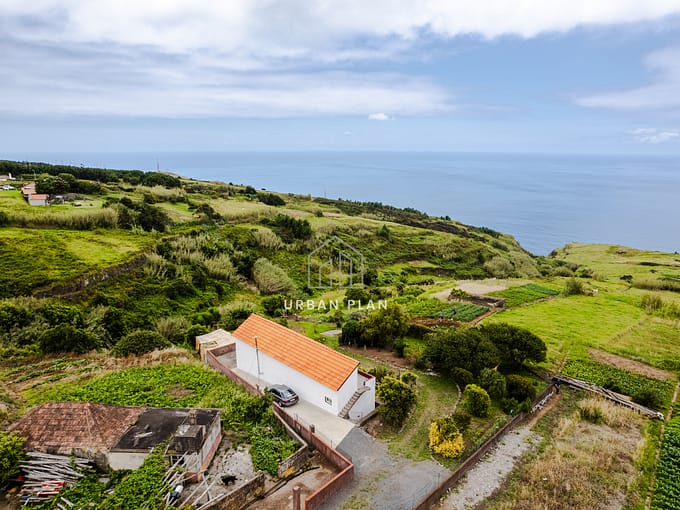 Moradia Unifamiliar de tipologia T5, localizada no recanto natural da Ponta do Pargo, Madeira